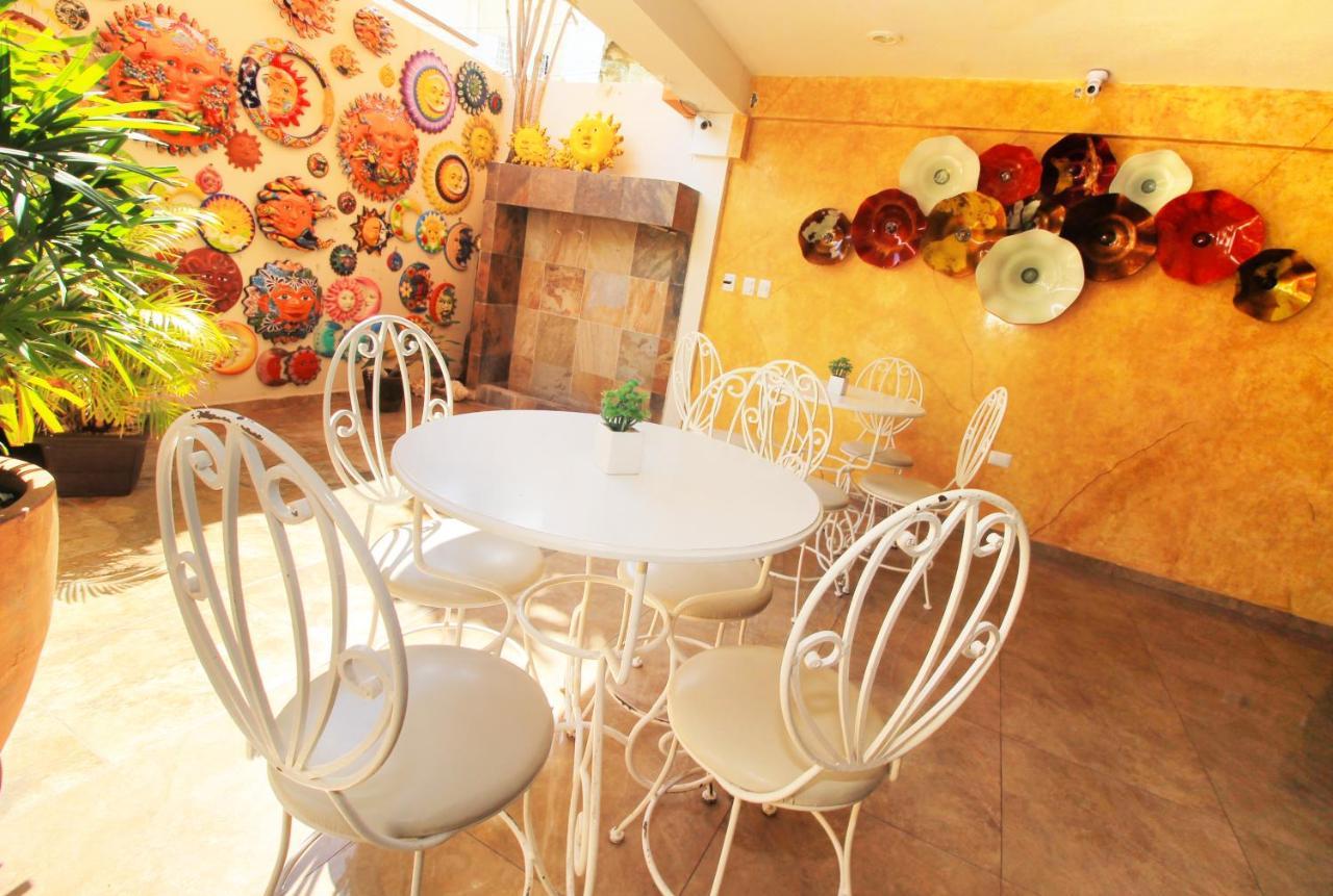Papagayo Hotel Boutique Playa del Carmen Kültér fotó A typical interior of a coffee shop in the city